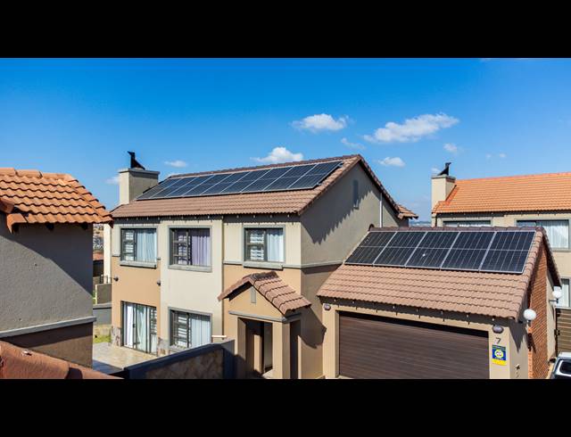 3 BEDROOM TOWNHOUSE FOR SALE IN RUA VISTA